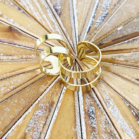 🥰 A Set of Two Gold Tone Rings One Size Fits All - Picture 7 of 9